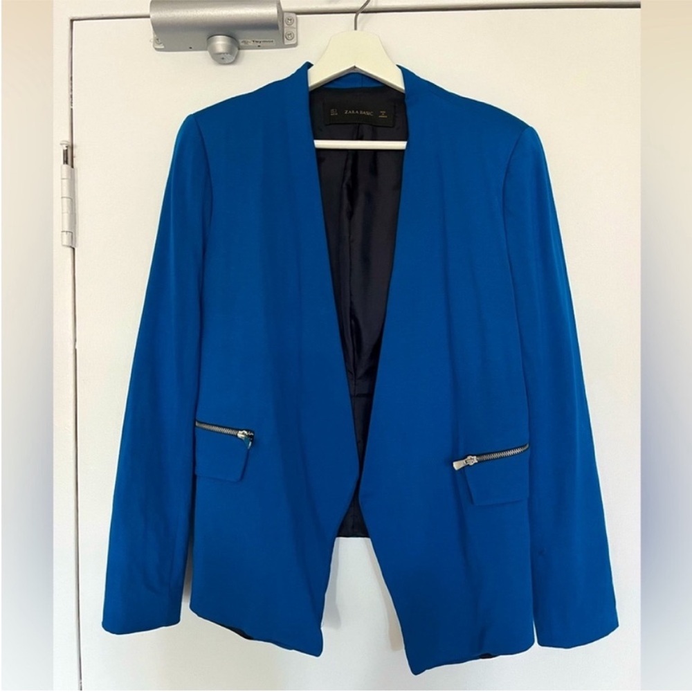 Zara Blue Blazer with Modern Design and Structured Shoulders